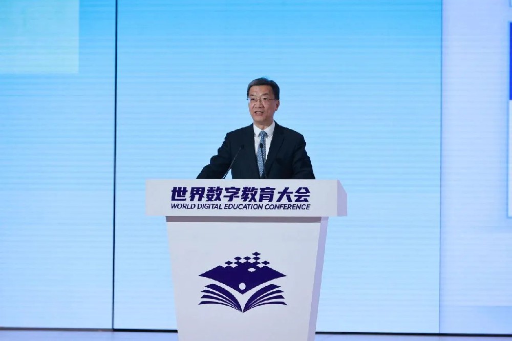 怀进鹏在2025世界数字教育大会作主旨演讲
